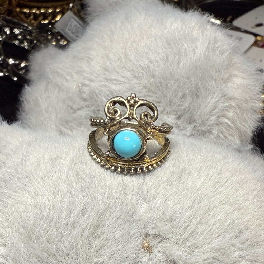 Elegant Gold and Turquoise Ring
